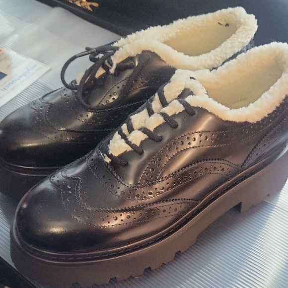 Steve Madden Black Brogue Loafers with Cream Lining - Picture 1 of 5